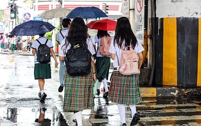 EARLY DISMISSAL. Students in Quezon City head home on Aug. 5, 2026 after the local government suspended face-to-face classes in the afternoon due to inclement weather. Palace Press Officer Claire Castro said Thursday (Sept. 17) that President Ferdinand R. Marcos Jr. is pushing for the fast-tracking of new guidelines on the suspension and resumption of classes amid unpredictable weather conditions. (PNA photo by Joan Bondoc)