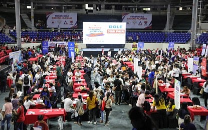 4Ps EXTENSION. Graduating members of the Pantawid Pamilyang Pilipino Program (4Ps) from Metro Manila flock to the “Trabaho sa Bagong Pilipinas para sa 4Ps” job fair at the Rizal Memorial Stadium in Malate, Manila on Jan. 31, 2025. The Department of Social Welfare and Development on Thursday (Set. 17, 2026) said the extension of the maximum seven-year limit in the 4Ps only applies to families classified under Level 1 (Survival) and Level 2 (Subsistence). (PNA photo by Avito Dalan)