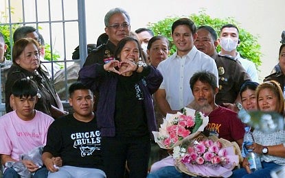 HOME AT LAST. Migrant worker Mary Jane Veloso poses for photographers at the Correctional Institution for Women in Mandaluyong City, where she was taken right after arriving from Indonesia on Dec. 18, 2024, with her two sons to her right and Bureau of Corrections Director General Gregorio Catapang Jr. and Department of Justice Assistant Secretary Mico Clavano behind. Veloso was convicted of drug trafficking and sentenced to death in 2010, until the government finally convinced Indonesian authorities to allow her to serve out her sentence in the Philippines. (PNA photo by Avito Dalan)