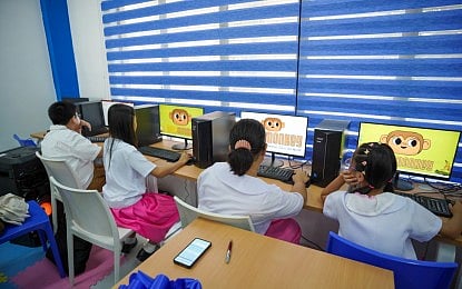 SOCIAL MEDIA REGULATION. Students at Jacinto Zamora Elementary School in Pandacan, Manila, explore digital learning tools at the newly inaugurated ICT Learning Resource Center. Malacañang on Friday (Sept. 25, 2026) called for a balanced approach to a proposal requiring social media platforms to secure a congressional franchise to operate in the Philippines. (Photo courtesy of DepEd)