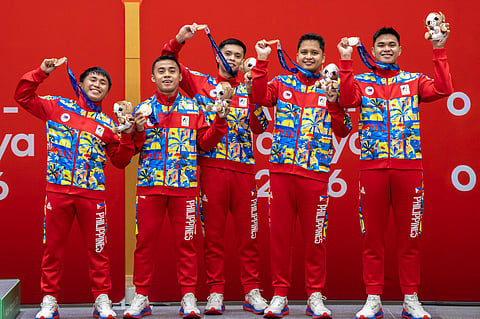 BRONZE FOR PH. Members of the Philippine men’s regu team proudly display their bronze medals after finishing third in the sepak takraw competition at the 20th Asian Games in Aichi-Nagoya, Japan. The Philippines earned the bronze after falling to Malaysia in the semifinals.