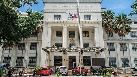 Cebu City Hall nag-imbestigar sa mga empleyado nga nag usik-usik sa oras