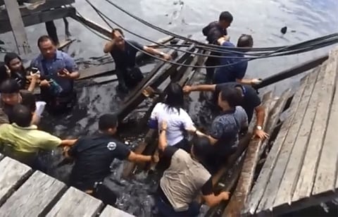 ZAMBOANGA. Officials fell into the water after a footbridge leading to a housing project collapsed. (File Photo)