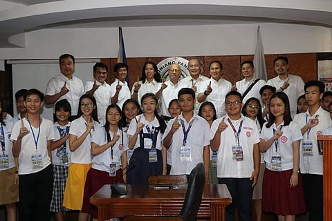 YOUTH CITY OFFICIALS. City of San Fernando Vice-Mayor Jimmy Lazatin, councilors Tino Dizon, Harvey Quiwa, BJ Lagman, Noel Tulabut, Reden Halili, Nestor Lingat and Rotary Club of San Fernando President Diosdado Mallari flash the "Fernandino First" sign with youth leaders coming from various schools in the city, during Monday's City Council session at Heroes Hall. (Chris Navarro)