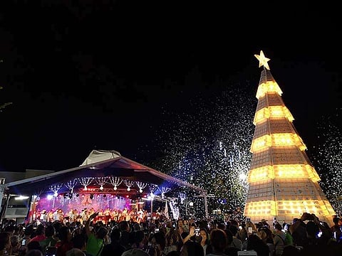 DAVAO. With the Philharmonic Orchestra on stage, more than a hundred Dabawenyos gather around the giant Christmas tree at the Rizal Park as everyone counted together for its ceremonial lighting to mark the Pasko Fiesta celebration opening.