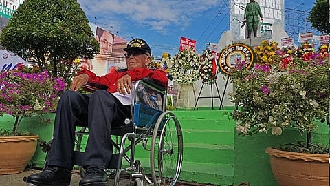 DAVAO. Miposing atubangan sa World War II War Veterans Memorial Monument ang beterano nga si Emmanuel Go atol sa pagselebrar sa ika-77 Araw ng Kagitingan kagahapon, Abril 9, 2019, sa kanto sa mga dalang Roxas Avenue ug C. Bangoy, Davao City nga gisalmutan sa nagkadaiyang sektor sa gobyerno ug non-government organizations. (Macky Lim)