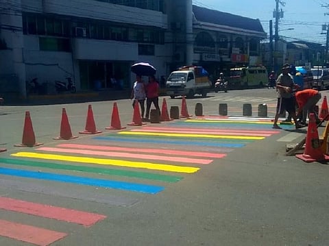 CEBU. Ang "rainbow" pedestrian lane sa Mandaue. (Hulagway gikan ni Fe Marie Dumaboc)