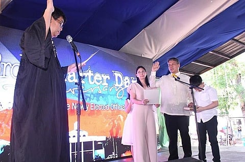 NEGROS. Sagay City Mayor Alfredo Marañon III, with his wife Fe and children Maria Angela and Roland Matthew, takes his oath of office before RTC Judge Reginald Fuentebella. (Contributed photo)