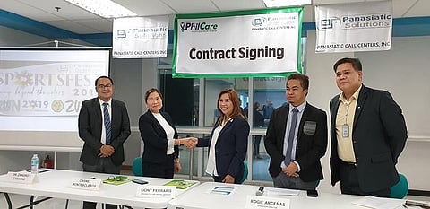 BACOLOD. Panasiatic Solutions Site Director and General Manager Siony Hijara-Ferraris (center) signs contract with PhilCare representative Carmel Montesclaros (2nd from left). Joining them are Dr. Zandro Cabaral, (1st), Rogie Arceñas, Panasiatic Operations Director and Lee Samson, Marketing head of South Bacolod General Hospital. (Photo by Carla N. Canet)