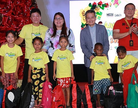 PAMPANGA. (From left) Midori Hotel Clark General Manager Vic Chan, Philippine Business Group GM Jerry Kang, VP for Legal Affairs Atty. Sheryl Centeno and Midori Casino GM Manny Aure led yesterday's Angels Dream 4 gift giving to 50 children coming from different public schools in Angeles and Mabalacat Cities. (Chris Navarro)