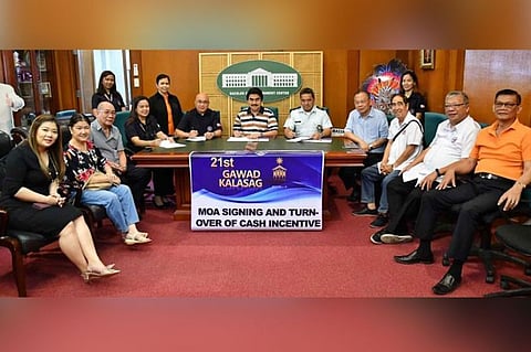 Mayor Evelio Leonardia signs as witness the MOA between the DND-OCD, represented by DND-OCD-6 regional director Jose Roberto Nuñez, and the Amity Volunteer Fire Brigade, represented by fire chief Mike Gorne, for the P300,000 cash incentive for AVFB after winning at the 21st Gawad Kalasag Awards. Also witnessing the signing are Vice Mayor El Cid Familiaran, Councilors Cindy Rojas, Renecito Novero, and Ana Marie Palermo, Executive Assistant Jose Ma. Vargas, Negros Occidental Filipino–Chinese Amity Club executive vice chairman Roger Yap, corporate secretary Crispin Chua, and honorary chairman Yip Ying Wun.PR