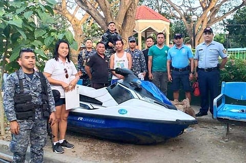 GIPASIDUNGGAN: Ang kapulisan sa Dakbayan sa Talisay nagpahulagway uban kang Christopher Mabia (nag sleeveless) human kini nidawat og reward sa iyang pag-uli sa jetski sa usa ka resort. (Tampo sa Talisay City Police)