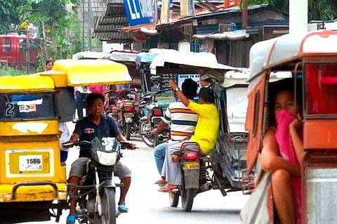 DI SAYON: Alang sa tricycle operators, di sayon ang dinaliang pag-ban sa mga traysikol sa national highways. Nagkinahanglan kini og igong panahon aron kapangandaman. (FILE)