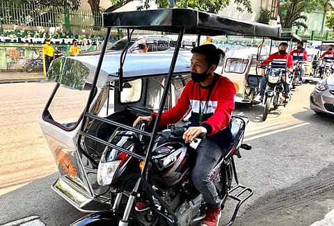 DAVAO. Mokabat sa 18 ka mga pedicab (tricycle patrol) sa unang hugna ang gipang-apud-apod sa buhatan ni Davao City First District Congressman Paolo Duterte ngadto sa mga barangay sa First District kagahapon sa buntag, agi'g magamit sa pagpatrolya sa barangay. Ang maong proyekto kabahin sa nakahan-ay nga programa sa Pulong Pulong ni Pulong. (Hulagway ni Jeepy P. Compio)