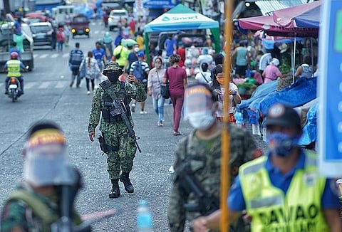 DAVAO. Istrikto sa pagpatuman sa insaktong oras sa pagpamalengke ang mga pulis ug sundalo sa Bankerohan Public Market sa Davao City nga kutob lang alas 5 sa hapon gikan Lunes hangtod Sabado bisan pa anaa na sa alas 9 sa gabii ang curfew ning siyudad. (Macky Lim)