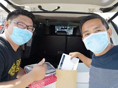 LEYTE. Rhoel Ladera, an online administrator of 95,000-strong Tacloban Barter Community, exchanges his unused wireless internet router for home-baked lasagna and cookies. (Contributed photo)