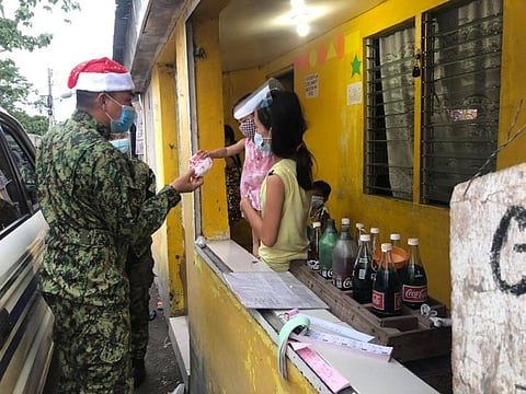 FOOD DISTRIBUTION. City police chief Lieutenant Colonel John Clark led the distribution of food items to 30 children of Barangay Malpitic in the City of San Fernando. (Ian Ocampo Flora)