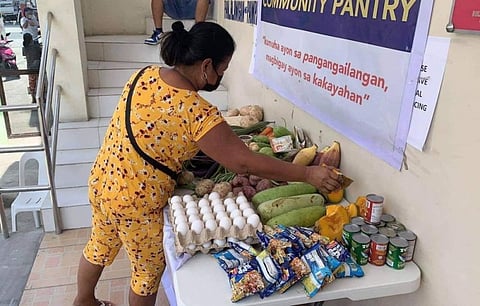 COMMUNITY PANTRY. The Sanggunian Kabataan (SK) of San Nicolas 1 in Magalang, Pampanga set up a community pantry to assist their barangaymates amid the Covid-19 pandemic. (Chris Navarro)