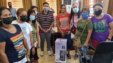 PROMOTING GOOD HEALTH. Mabalacat City Vice Mayor Geld Aquino turned over a speaker system to officers of the Zumba Energetics Club of North Ville 16 Barangay Atlu-Bola in the city. Aquino is very supportive to various groups promoting good health and healthy lifestyle. (Chris Navarro)
