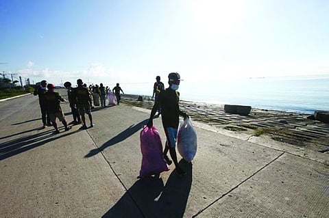 VOLUNTEER WORK. In this Sept. 19, 2020 file foto, employees of the Cebu City government conduct their regular coastal cleanup at the South Road Properties. The City will be conducting its fifth coastal cleanup on Saturday, Sept. 18. 2021. (SunStar file)