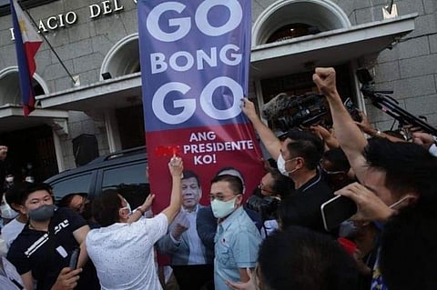 GO FOR PREXY. President Rodrigo Duterte spray paints the word 'vice' in the tarpaulin of Senator Christopher 'Bong' Go as the latter drops his bid for VP to run for president instead. (Contributed photo)
