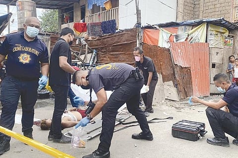 CRIME SCENE: Gisusi sa mga personnel sa Scene of the Crime Operations (Soco) ang dapit diin pusil patay si Pinky Sanchez sa riding in tandem sa Sityo Puntod, Alaska, Mambaling. / BENJIE B. TALISIC
