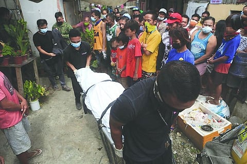 â– BIKTIMA: Usa sa tulo ka mga biktima sa pagpamusil-patay sa Ocampo Drive, Inayawan, dakbayan sa Sugbo kagahapon, Disyembre 5, alas 5:30 sa buntag, ang gikuha sa mga ahente sa usa ka punerarya samtang nagsud-ong ang kasalinganan sa maong krimen. / Alan Tancawan
