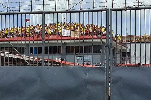 ILOILO. Filipino inmates stand on top of the roof of a prison building as they protest in Pototan town, Iloilo province, central Philippines on Wednesday, August 24, 2022. (AP)