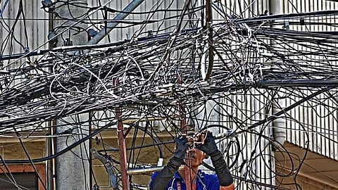 Loose cables put motorists at risk