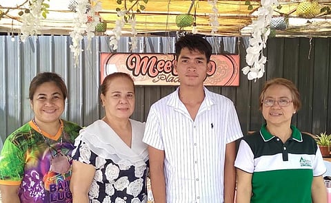 LONE QUALIFIER. Arron Asuncion (third from left), lone qualifier from Western Visayas for the Young Farmers Internship Program (FYFIP) in Taiwan, is scheduled for his pre-departure orientation at the Department of Agriculture Central Office on July 24. (from left) Coordinator Jeramee Salapante of La Castellana Farm Youth Development Program (FYDP), Coordinator Emily Omilig of Provincial Rural Improvement Club, and Dina Genzola of the Office of the Provincial Agriculturist joins Asuncion for a photo. (Capitol photo)