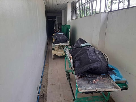DAVAO. Makita ang duha ka patay'ng lawas sa mga biktima nga natagak gikan sa ika-11 nga andana sa gikonstrak nga gambalay sa may Buhangin ning siyudad sa Davao, Hulyo 12, 2023. (Hulagway gikan sa Davao City Police Office)