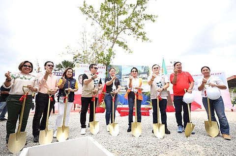 GROUNDBREAKING: Sila si Senador Christopher "Bong" Go, kauban si Cebu Governor Gwendolyn Garcia, Cebu first District Representative Rhea Gullas, ug Carcar City Mayor Patricio Barcenas, nangulo sa ceremonial groundbreaking sa Super Health Center. / SIDLAK CARCAR, SADYA CARCAR FACEBOOK PAGE