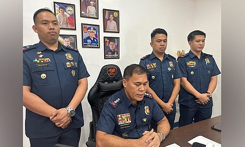 PRESSCON: Si Police Colonel Ireneo Dalogdog (naglingkod), direktor sa Cebu City Police Office (CCPO), uban sa iyang mga opisyal nihimo og press conference sa Miyerkules, Hulyo 12, 2023, nibutyag sa kadudahang pangangkon sa usa ka Chinese national nga si Jason Montero Co nga 'gidagit ug gitulis' uban sa iyang duha ka mga trabahante samtang nagkarga sa ilang kinompra sa Carbon Public Market sa Lunes sa buntag, Hulyo 10, 2023. Kini base sa mga kalamboan sa ilang imbestigasyon ug ang nag-usab-usab nga pamahayag niini. / Arnold Y. Bustamante