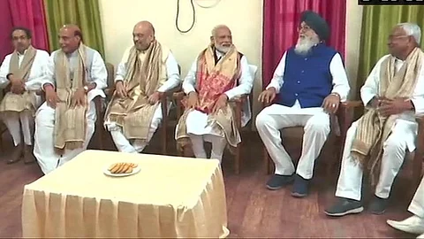 എന്ഡിഎ ശക്തിപ്രകടനം, വാരണാസിയില് നേതാക്കളുടെ അകമ്പടിയോടെ മോദി പത്രിക സമര്പ്പിച്ചു