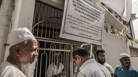 ബുര്ഖയണിഞ്ഞവരെയും താടിയുള്ളവരെയും വേട്ടയാടുന്നു; പള്ളികളില് ബാങ്കുവിളിയില്ല; ഭീതിയില് ശ്രീലങ്കന് മുസ്ലീങ്ങള്