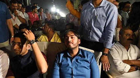 അച്ഛന് കോണ്ഗ്രസ് സ്ഥാനാര്ത്ഥിയെ പിന്തുണച്ചപ്പോള് മോദിയുടെ തിരഞ്ഞെടുപ്പ് റാലിയില് മകന് ആനന്ദ്, അംബാനി കുടുംബ രാഷ്ട്രീയം