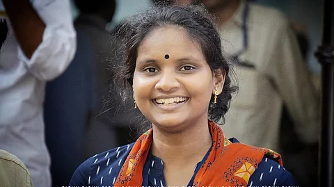 മല്സരിച്ചു, രാജിവെച്ചു, ഒന്നരലക്ഷം ഭൂരിപക്ഷത്തില് പാട്ടുംപാടി ജയിച്ച് രമ്യ