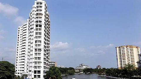 മരടിലെ ഫ്ളാറ്റുകളിലെ താമസക്കാരെ ഉടന് ഒഴിപ്പിക്കണമെന്ന് സര്ക്കാര്; ഒറ്റയ്ക്ക് പൊളിക്കാനാകില്ലെന്ന് നഗരസഭ