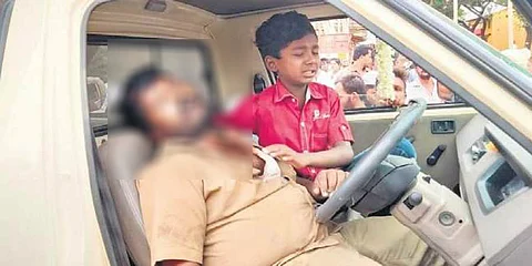 ഡ്രൈവിങ് സീറ്റില് ഹൃദയാഘാതത്തില് പിടഞ്ഞ് അച്ഛന്; സ്റ്റിയറിംഗ് തിരിച്ച് അപകടമൊഴിവാക്കി പത്തുവയസ്സുകാരന്