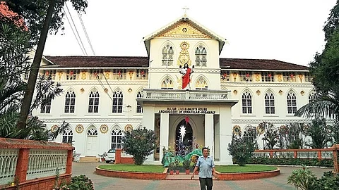 വ്യാജരേഖ കേസ്: ഫാദര് ടോണി കല്ലൂക്കാരന് ഒളിവില്, കുര്ബാനയ്ക്കും എത്തിയില്ല