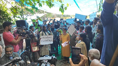 ശാന്തിവനത്തില് തല്ക്കാലം ടവര് പണിതുടങ്ങില്ല, ഒഴിച്ച സ്ലറി കെഎസ്ഇബി തന്നെ നീക്കം ചെയ്യാന് കളക്ടറുടെ ചര്ച്ചയില് തീരുമാനം