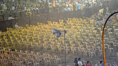 ഗൗതം ഗംഭീറിന്റെ പ്രചരണയോഗത്തിന് ആളില്ല, കാലിക്കസേരകളെ അഭിസംബോധന ചെയ്ത് രാജ്നാഥ് സിംഗ്