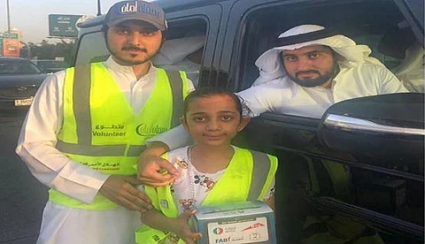 സമത്വസുന്ദര യുഎഇ; വഴിയോരങ്ങളില് നിന്ന് ഇഫ്താര് കിറ്റുകള് വാങ്ങി ഭരണാധികാരികള്