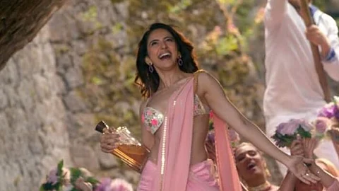 രാകുലിന്റെ കയ്യിലെ മദ്യകുപ്പി പൂക്കളാക്കണം, സെന്സര് ബോര്ഡിന്റെ ‘ആര്ഷ ഭാരത സംസ്കാര കത്രിക’ ദേ ദേ പ്യാര് ദേയിലും