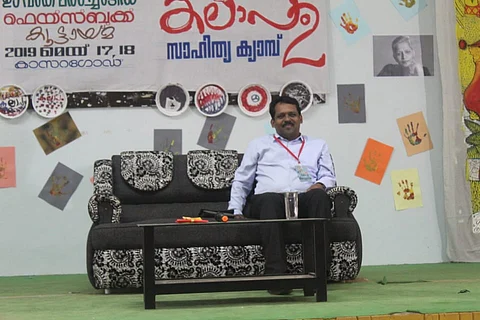 കാസര്കോട്ടെ മാലിന്യത്തിന് പോലും മതം ഉണ്ടെന്ന് ജില്ലാ കലക്ടര്, മുസ്ലിം വിരുദ്ധ പ്രസ്താവനയെന്നു വിമര്ശനം