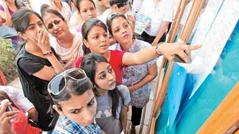 പെണ്കുട്ടികളുടെ കട്ട് ഓഫ് മാര്ക്ക് ഉയര്ത്തി ബംഗലൂരു കോളേജുകള്, ക്രൈസ്റ്റില് ആണ്കുട്ടികള്ക്ക് രണ്ട് ശതമാനം ഇളവ്