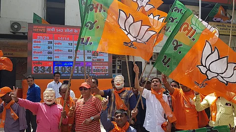 തനിച്ച് കേവലഭൂരിപക്ഷത്തിലേക്ക് ബിജെപി, ആഘോഷത്തിന് തുടക്കമിട്ട് പ്രവര്ത്തകര്