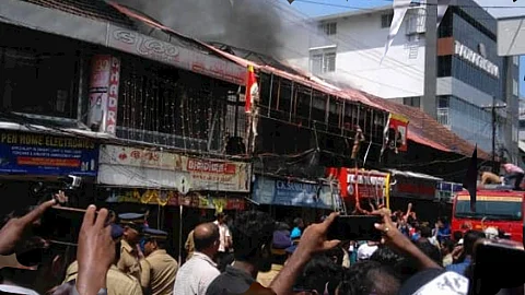 പുക നിറഞ്ഞ് കൊച്ചി, ബ്രോഡ് വേ മാര്ക്കറ്റില് വന്തീപ്പിടുത്തം, മൂന്ന് നില കെട്ടിടം കത്തിനശിച്ചു