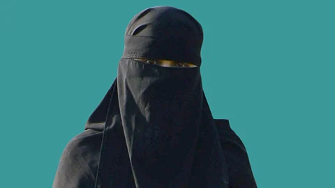 ഇന്ത്യയില് ഉടനടി ബുര്ഖ നിരോധിക്കണമെന്ന് മോദിയോട് ശിവസേന, ‘രാവണന്റെ നാട്ടില് ബുര്ഖ നിരോധിക്കാമെങ്കില് രാമന്റെ നാട്ടില് പറ്റില്ലേ?’