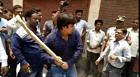 ഉദ്യോഗസ്ഥരെ ബാറ്റുകൊണ്ട് മര്ദ്ദിച്ച് ബിജെപി എംഎല്എ ; ദേഷ്യത്തില് ചെയ്തത് ഓര്മ്മയില്ലെന്ന് മാധ്യമങ്ങളോട്